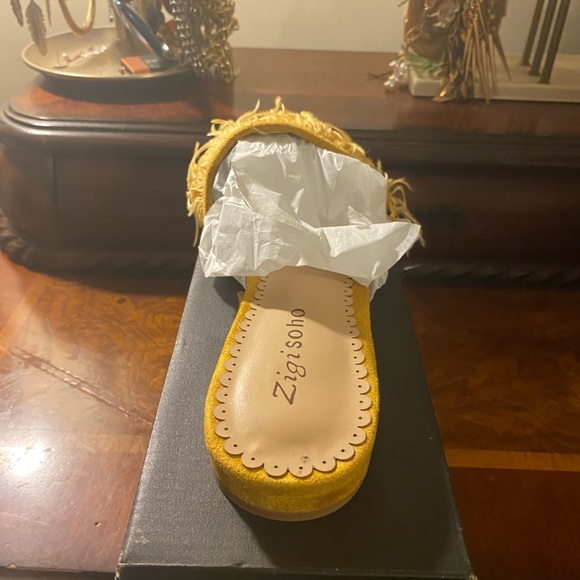 Women’s Slides - Picture 4 of 5